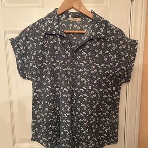 Chic Floral Shirt in Green